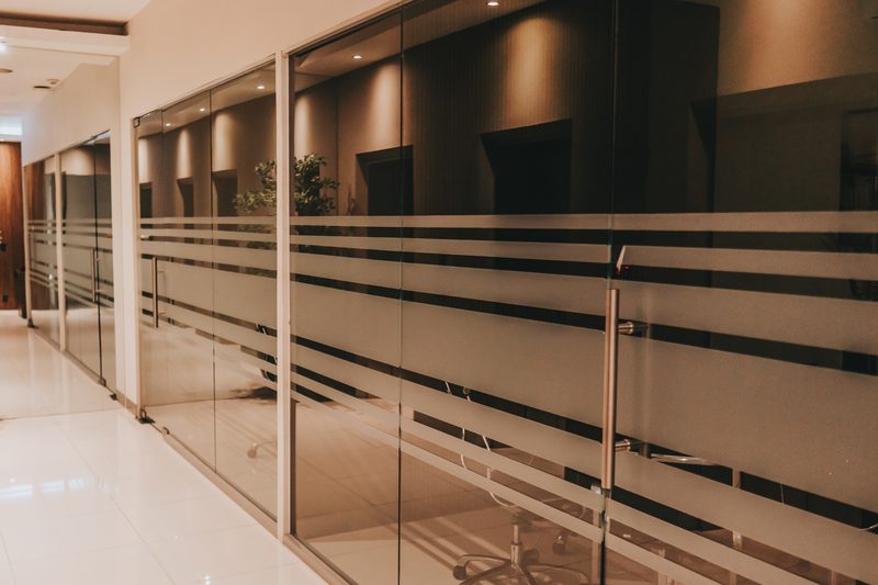 Pasillo del Mezzanine con oficinas cerradas por mamparas de cristal