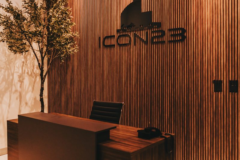 Recepción del Mezzanine con mostrador de madera y logotipo Icon23