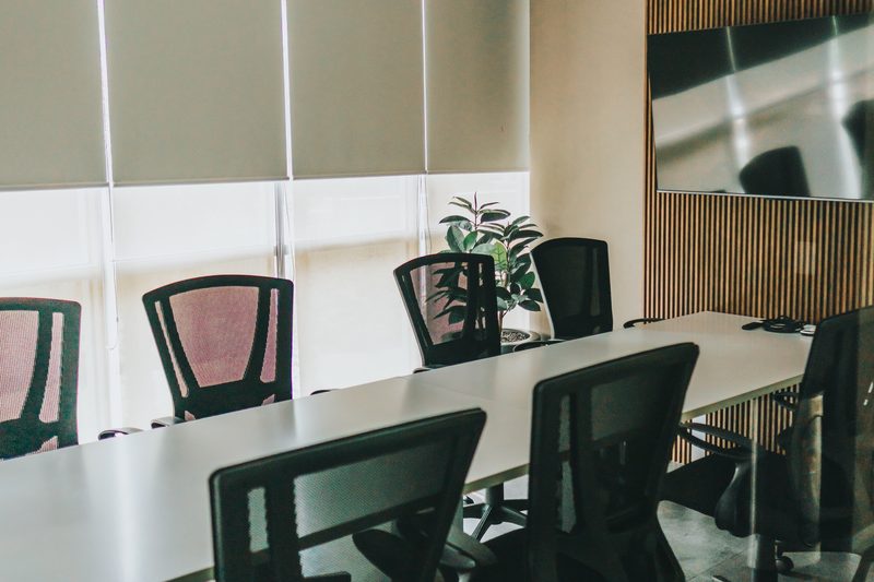 Sala de juntas del Mezzanine con mesa larga y sillas ejecutivas