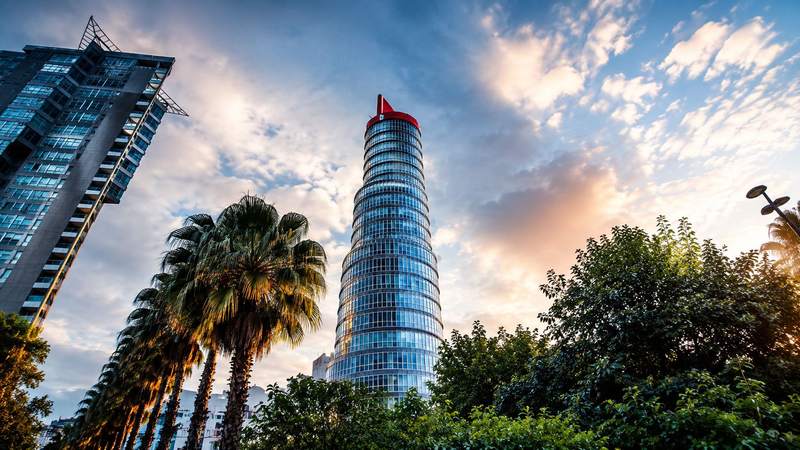 Torre Icon 23 al atardecer entre palmeras