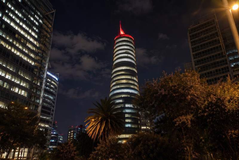 Torre Icon 23 iluminada de noche vista desde la calle